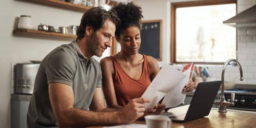 Couple regardant un dossier