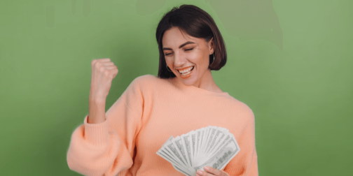 Femme heureuse qui tient des billets