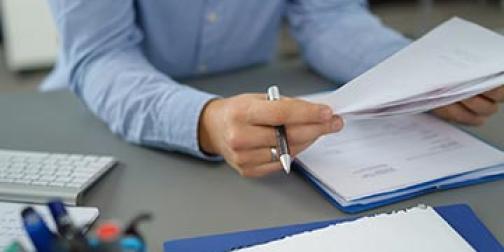 Homme tenant un document