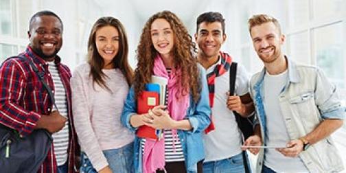 groupe de jeunes etudiants