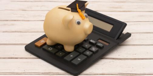Une tirelire sur une calculatrice