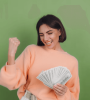Femme heureuse qui tient des billets