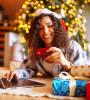 Femme qui achète avec sa carte bancaire sur son ordinateur
