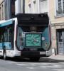 un bus roulant dans une ville
