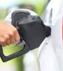 Homme mettant de l'essence dans une voiture