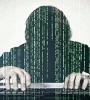 homme noir capuche devant pc