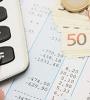 feuille calculatrice main billets