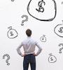 Homme se posant des questions sur l'argent