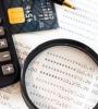Loupe, calculatrice, carte bleue