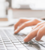 Quelqu'un qui tape sur son clavier d'ordinateur