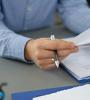 Homme tenant un document
