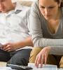 couple devant comptes
