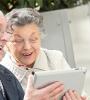 Couple seniors devant une tablette