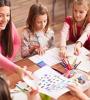 Enfants avec adulte qui font des travaux manuels