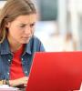 femme devant son ordinateur