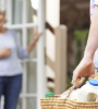 Aidant qui apporte les courses à une femme âgée