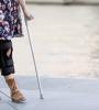 Femme blessée à la jambe