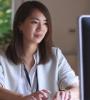 Femme sur ordinateur