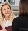Deux femmes lors d'un entretien
