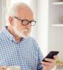 Homme âgé au téléphone