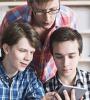 jeunes devant tablette