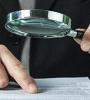 loupe papier mains