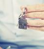Imade d'un porte clés maison avec une main qui tient le porte clés