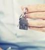 Homme qui tient des clés avec un porte-clé maison