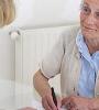 Dame âgée qui signe un contrat