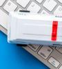 Voiture de police miniature sur un clavier d'ordinateur