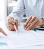 Homme signant un contrat