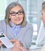 Femme tenant une calculatrice
