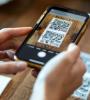 Personne scannant un QR Code avec son téléphone