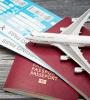 Des passeports, des billets et un avion sur une table