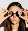 fille avec deux Bitcoins