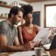 Couple regardant un dossier