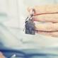 Homme qui tient des clés avec un porte-clé maison
