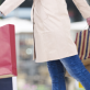 Femme qui tient des sacs