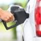 Homme mettant de l'essence dans une voiture