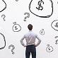 Homme se posant des questions sur l'argent