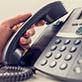 personne s'apprêtant à téléphoner