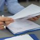 Homme tenant un document