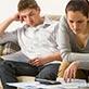 Couple calculant ses impôts