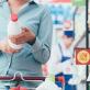 femme courses supermarché