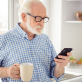 Homme âgé sur son téléphone