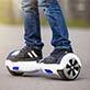 jeune sur un hoverboard