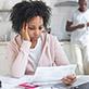 femme calculant ses ressources