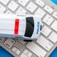 Voiture de police miniature sur un clavier d'ordinateur