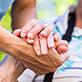 main d'un senior accompagné