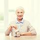 senior souriante économisant